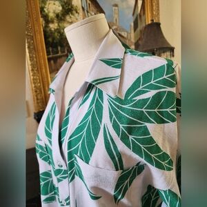 NWT- Step Into Spring Bold Green Leaf Pattern Shirt!🌿🌿